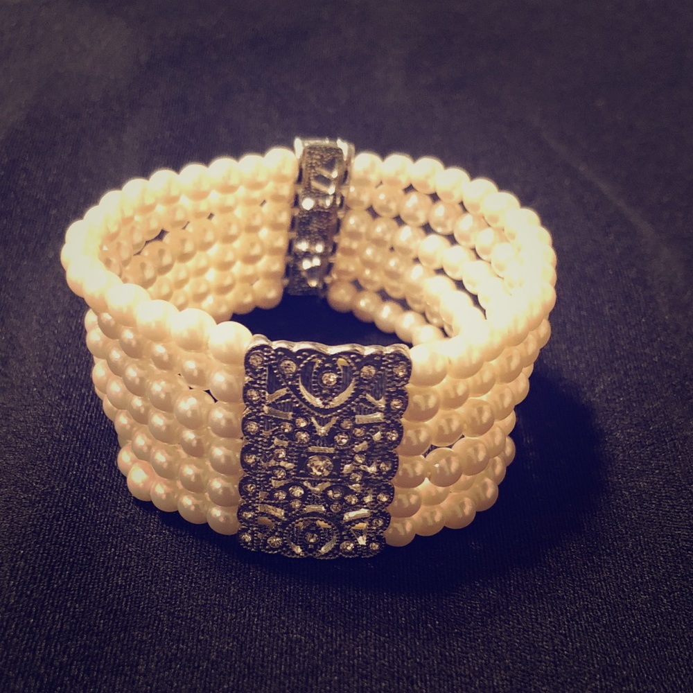 Pearl bracelet with silver detail